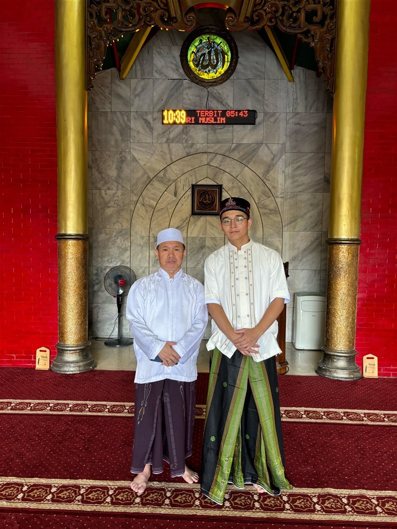 Huang Yi-ting (kanan) ketika ia pergi ke Indonesia pada musim panas tahun ini. (Sumber Foto : Huang Yi-ting)