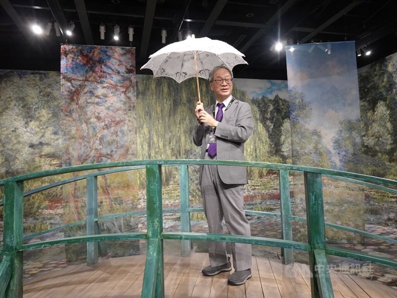Menteri Kebudayaan Li Yuan selama kunjungannya ke Kadokawa Musashino Museum pada Jumat. (Sumber Foto : CNA, 6 September 2024)