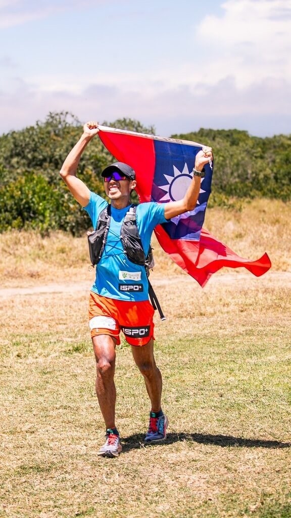 Tommy Chen melambaikan bendera nasional Republik Tiongkok (Taiwan) setelah memenangkan For Rangers Ultra sejauh 230 kilometer di Kenya pada Jumat. (Sumber Foto : Tommy Chen)