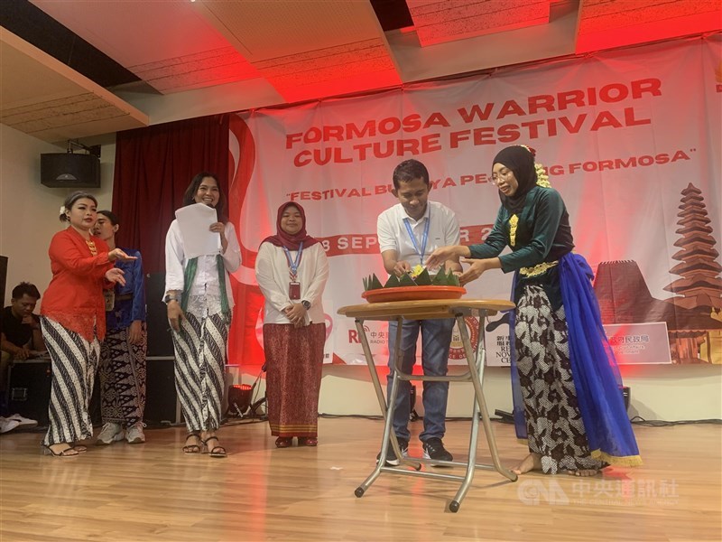 Kadir, analis bidang ketenagakerjaan KDEI memotong tumpeng tanda pembukaan acara. (Sumber Foto : CNA, 8 September 2024).