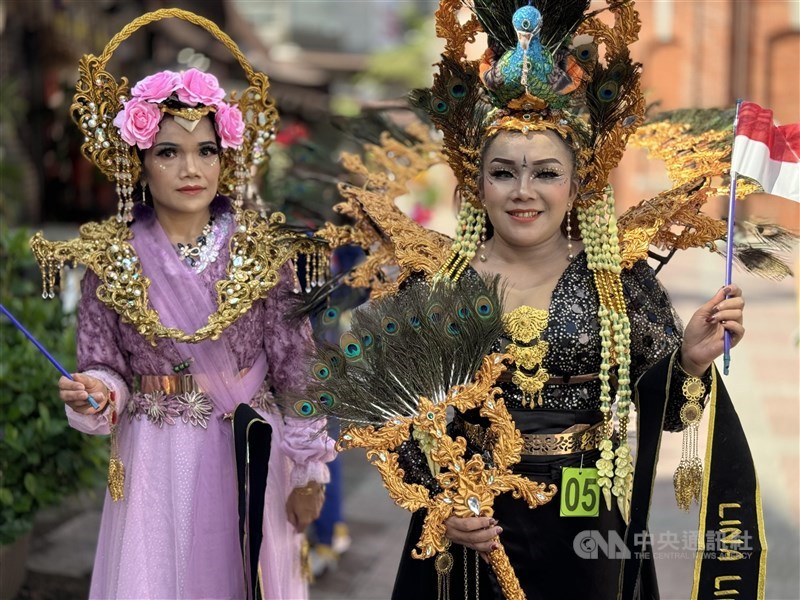 Lina (kanan), pekerja migran perawat orang tua mengikuti acara ini untuk pertama kalinya selama 14 tahun bekerja di Taiwan. Ia pun mendesain baju-bajunya sendiri untuk ditampilkan dalam fashion show kali ini. (Sumber Foto : CNA, 8 September 2024).