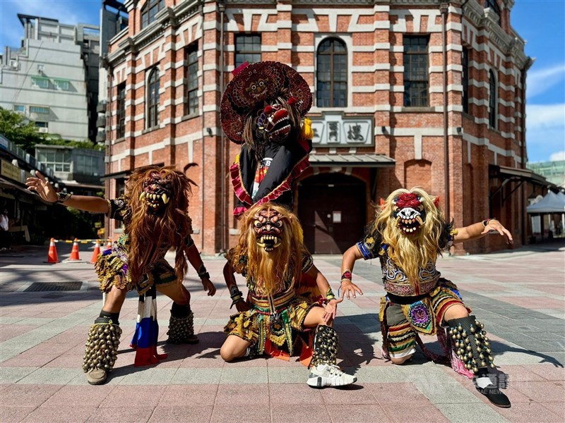 “Lindu Aji Budoyo”, terdiri dari para pekerja migran pabrik di Taichung, menampilkan kesenian Barongan dari Kediri, Jawa Timur. (Sumber Foto : CNA, 8 September 2024).
