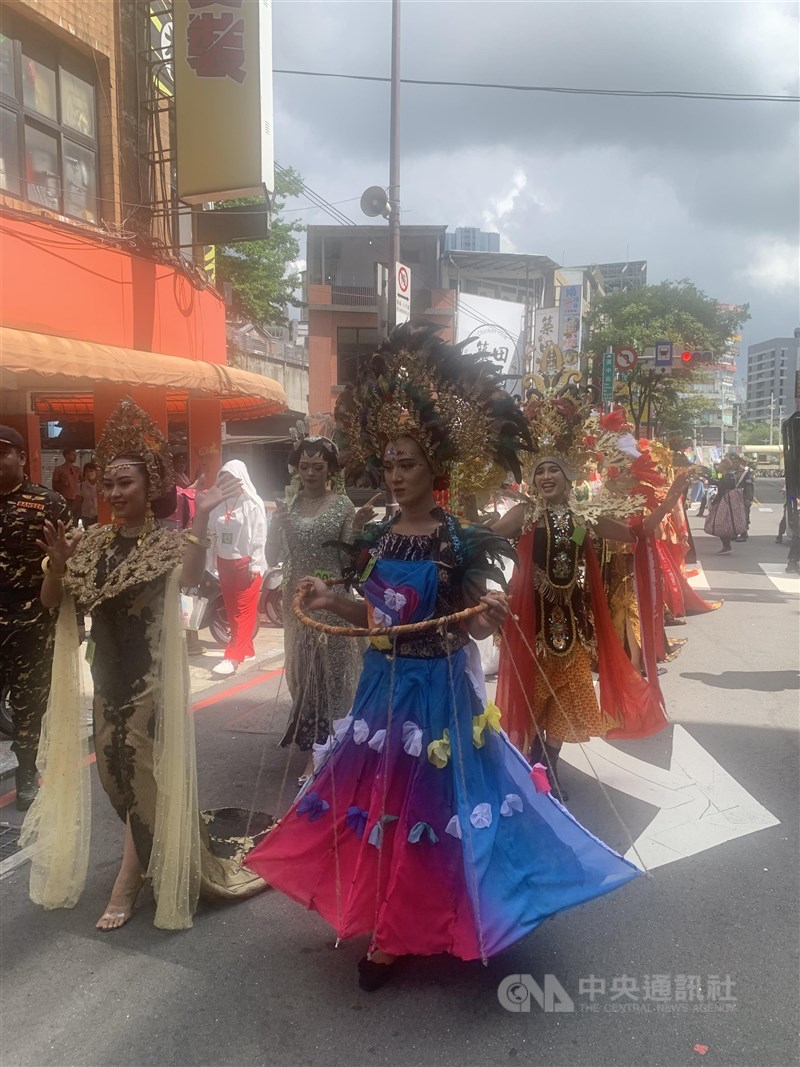 Para peserta karnaval di tengah cuaca yang panas. (Sumber Foto : CNA, 8 September 2024).