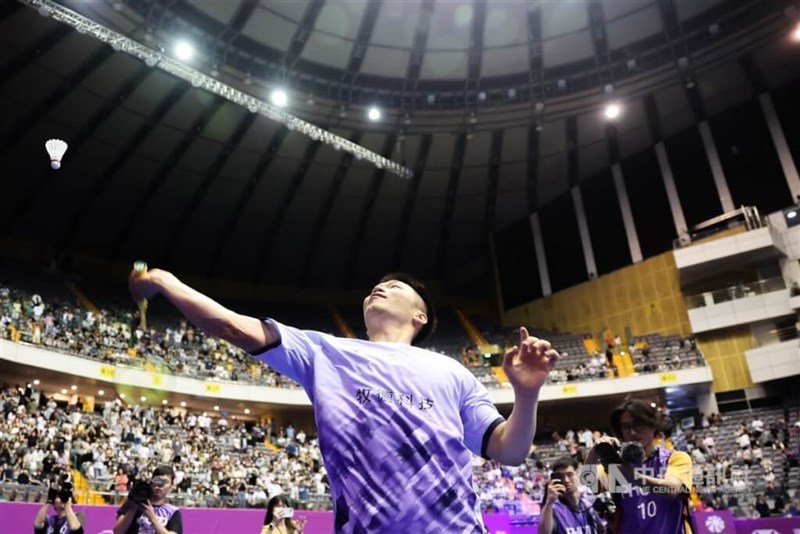 Lee mengembalikan kok kepada para penggemarnya sambil berterima kasih atas dukungan mereka. (Sumber Foto : CNA, 8 September 2024)