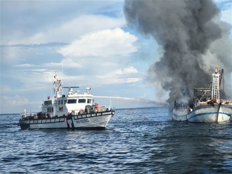 Tim penjaga pantai berupaya memadamkan sebuah kapal perikanan Taiwan yang terbakar di perairan Kota New Taipei hari Minggu. (Sumber Foto : Direktorat Jenderal Penjaga Pantai)