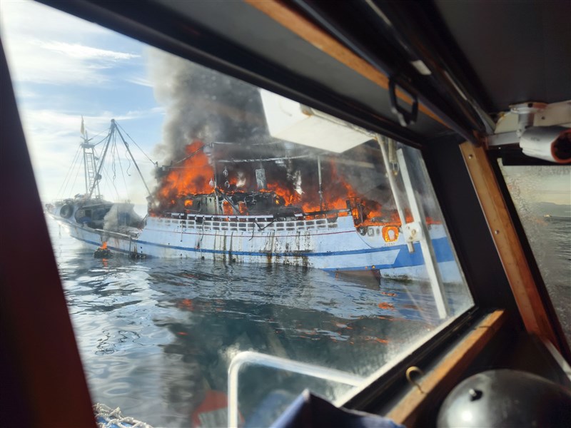 Sebuah kapal perikanan Taiwan terbakar di perairan Distrik Gongliao, Kota New Taipei hari Minggu. (Sumber Foto : Direktorat Jenderal Penjaga Pantai)