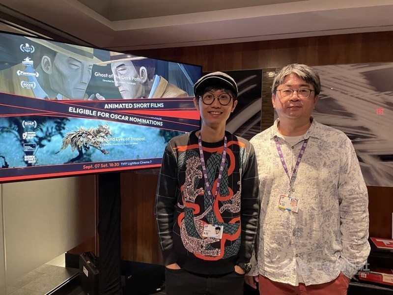 Sutradara animasi Taiwan, Fish Wang (kanan) dan Zhang Xu-zhan (kiri) berpose bersama di Festival Film Internasional Toronto. (Sumber Foto : CNA, 7 September 2024)