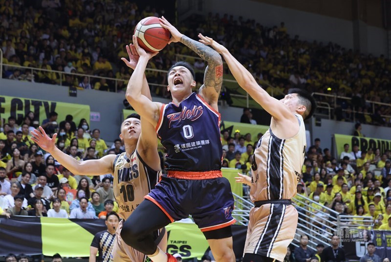 Pebasket Taiwan Chou Yi-hsiang (tengah). (Sumber Foto : Dokumentasi CNA)