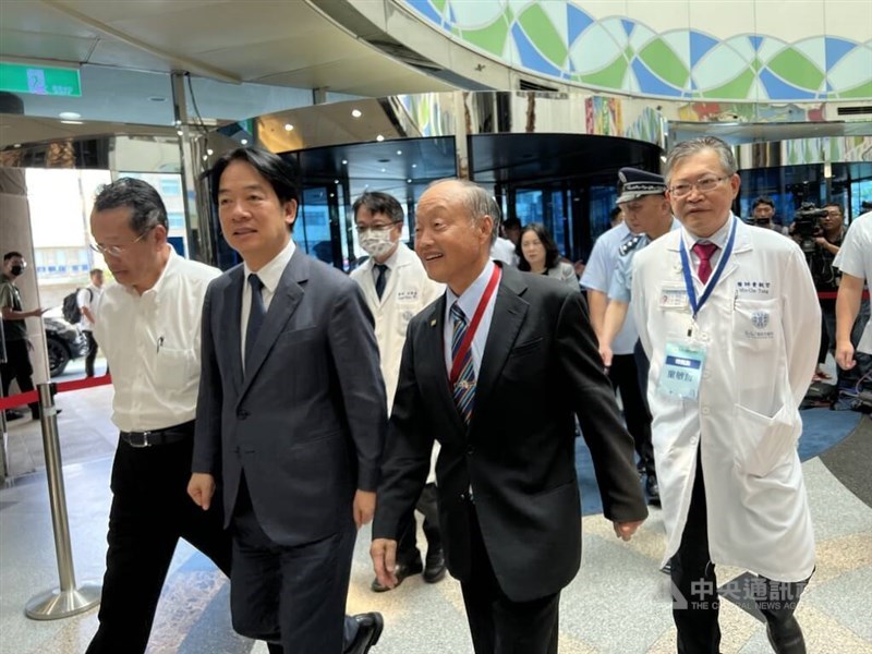 Presiden Lai Ching-te (kedua dari kiri) mengunjungi pilot angkatan udara Hsieh Pei-hsun di rumah sakit pada hari Rabu.