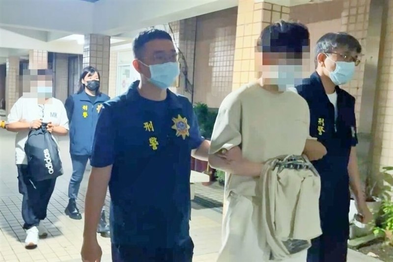 Wanita asal Thailand (belakang, kiri) dan pria Hongkong (depan, tengah) diduga menyelundupkan ganja, narkotika golongan II. (Sumber Foto : Biro Kepolisian Penerbangan)