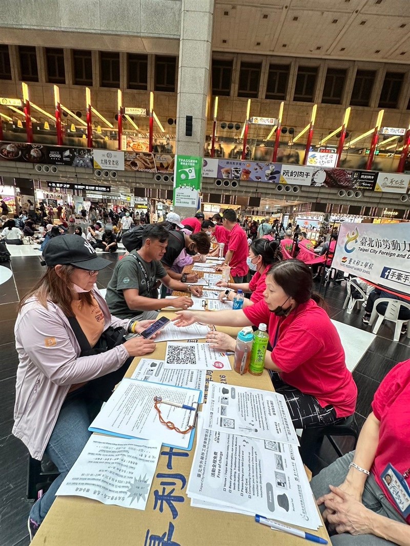 Pengisian formulir untuk pendaftaran pemeriksaan kesehatan. (Sumber Foto : Departemen Ketenagakerjaan Taipei)