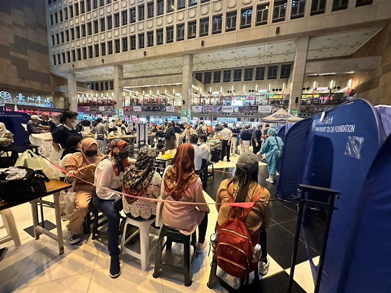 Pekerja migran mengantre untuk pemeriksaan kesehatan gratis. (Sumber Foto : Departemen Ketenagakerjaan Taipei)