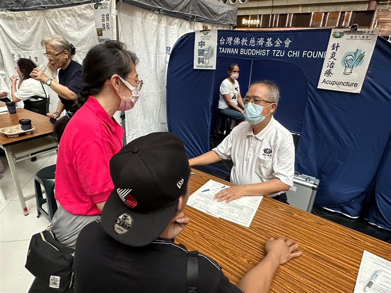 Departemen Pekerja Migran dan Disabilitas Taipei menyediakan penerjemah untuk konsultasi kesehatan pekerja migran. (Sumber Foto : Departemen Ketenagakerjaan Taipei)