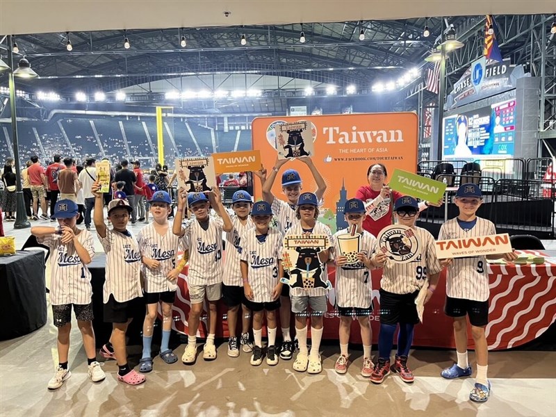 Para penggemar cilik dari MLB New York Mets berpose dengan anggota Divisi Pariwisata Kantor Perwakilan Ekonomi dan Budaya Taipei di Los Angeles (TECO-LA) pada Jumat. (Sumber Foto : Divisi Pariwisata TECO-LA)