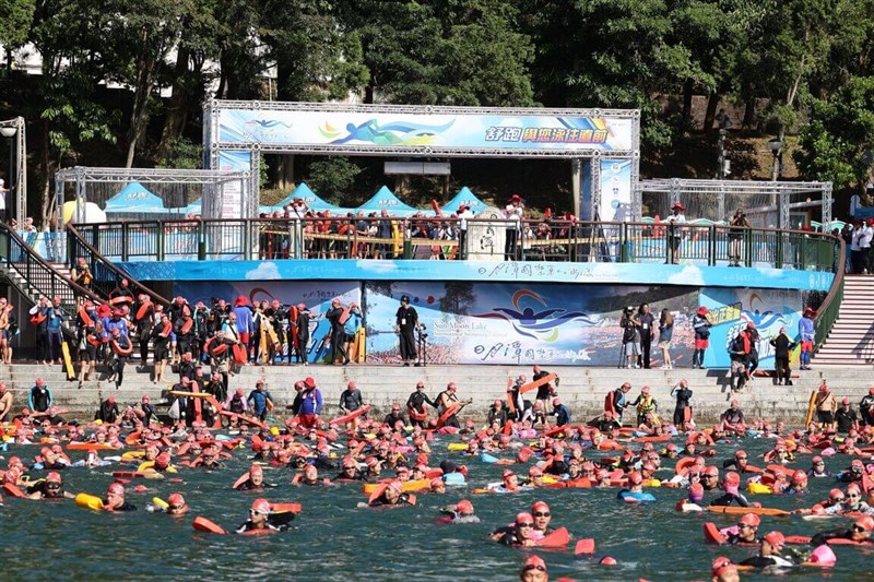 Para perenang berpartisipasi dalam Sun Moon Lake Swimming Carnival di Kabupaten Nantou di hari Minggu. (Sumber Foto : Pemerintah Kabupaten Nantou)