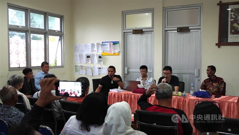 Staf perusahaan sertifikasi, Centre Testing International Group Co., mengunjungi otoritas Pulau Seram dan mengadakan pertemuan dengan perwakilan komunitas setempat. (Sumber Foto : CNA)