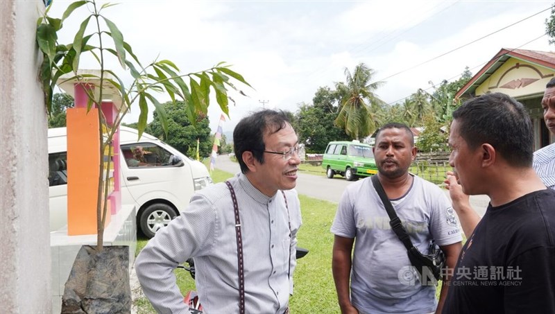 Penduduk Pulau Seram (tengah) berbincang dengan seorang ahli rehabilitasi bakau dan gaharu yang dipekerjakan Fu Hua Intelligence Co., Chen Kai-hsien (kiri), dari National Taiwan University. (Sumber Foto : CNA)
