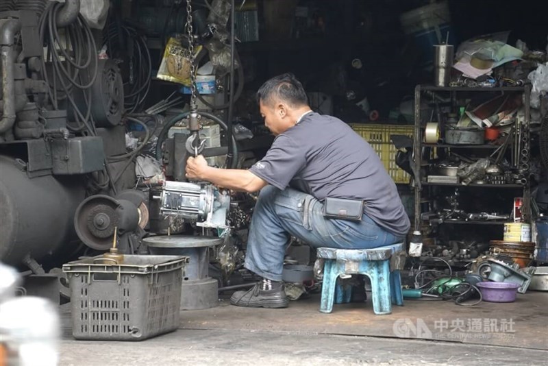 Seorang pria bekerja menggunakan mesin perkakas di Kaohsiung (Sumber Foto : Dokumentasi CNA)