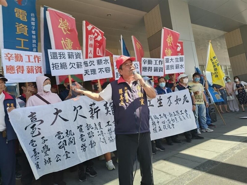 Anggota Dewan Kabupaten Hsinchu dari Partai Buruh, Luo Mei-wen (tengah), menggelar protes bersama serikat pekerja di Hsinchu pada Rabu. (Sumber Foto : Tim Luo Mei-wen)