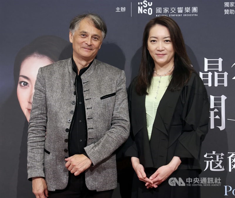 Jun Märkl (kiri) dan pebiola Jepang Akiko Suwanai berpose untuk sebuah foto dalam konferensi pers di Taipei pada Rabu. (Sumber Foto : CNA, 18 September 2024)