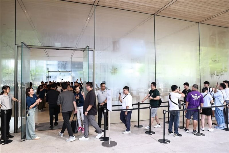 Orang-orang berbaris di luar toko Apple Xinyi A13 di Distrik Xinyi Taipei pada hari Jumat. Foto CNA 20 Sept. 2024