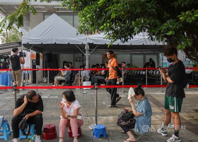 Orang-orang berbaris di luar Pusat Layanan Distrik Timur Chunghwa Telecom di Taipei pada hari Jumat. Foto CNA 20 Sept. 2024