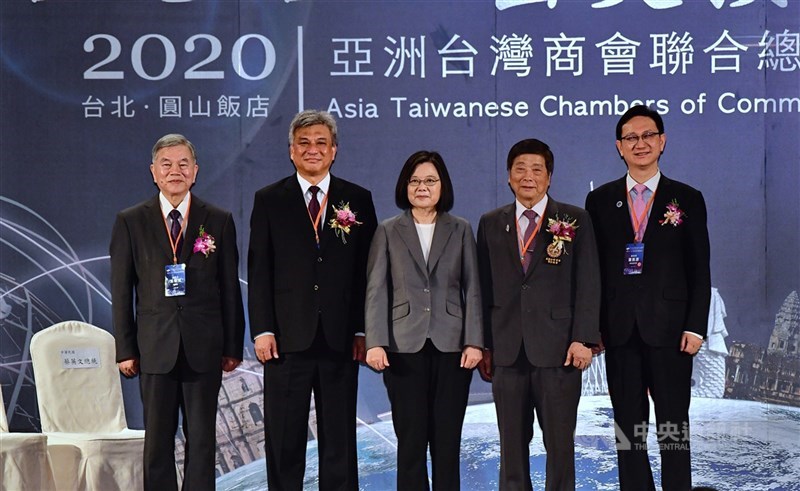 Lai Wei-hsin (kedua dari kiri) ketika menyerahkan jabatannya sebagai Ketua Kamar Dagang Taiwan Asia, berfoto bersama beberapa pejabat di acara di Taipei. (Sumber Foto : Dokumentasi CNA)