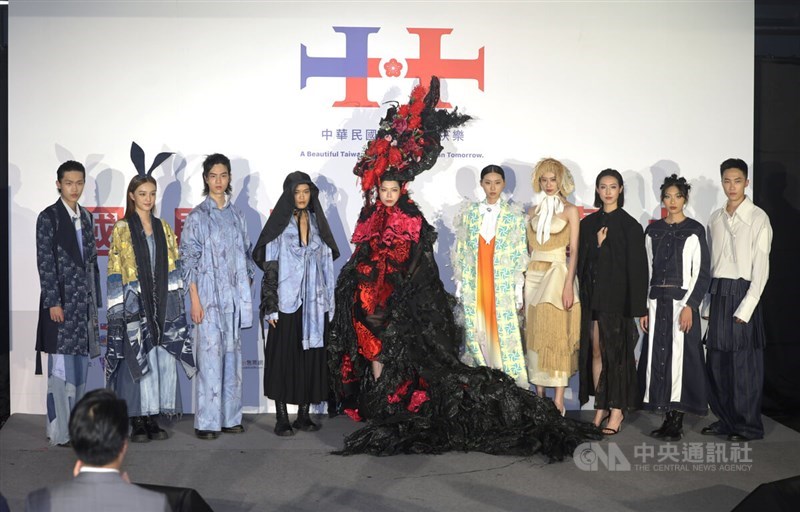 Para penampil mempromosikan pesta Hari Nasional di Taipei Dome pada 5 Oktober dalam acara pers hari Jumat. (Sumber Foto : CNA, 20 September 2024)