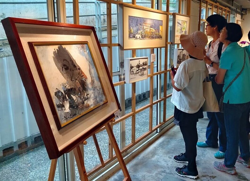 Pengunjung melihat lukisan dalam sebuah pameran yang diadakan di Kabupaten Nantou untuk memperingati hari peringatan ke-25 gempa bumi 921. (Sumber Foto : Newhomeland Foundation, 12 September 2024)