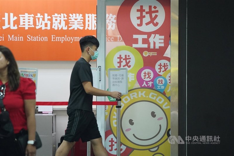 Seorang pria keluar dari sebuah kantor pekerjaan di Taipei Main Station. (Sumber Foto : Dokumentasi CNA)