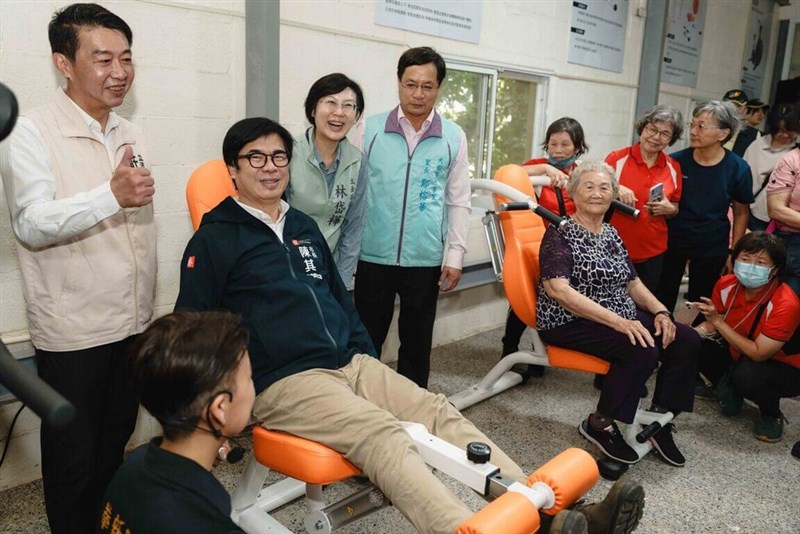 Walikota Chen Chi-mai (Kiri dua) hadiri peresmian klub kebugaran lansia yang dikelola oleh Asosiasi Pengembangan Komunitas Bahagia Chuliau (Sumber foto : Departemen Kesehatan Kaohsiung, 23 September 2024)
