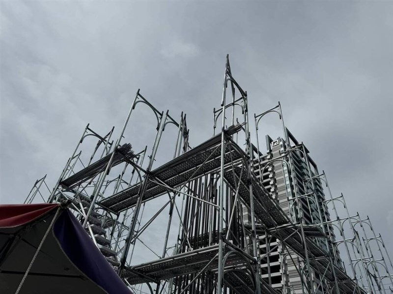 Seorang pekerja di Taichung terjatuh dari lantai tiga lokasi konstruksi hari Senin. (Sumber Foto : Kontributor pribadi)