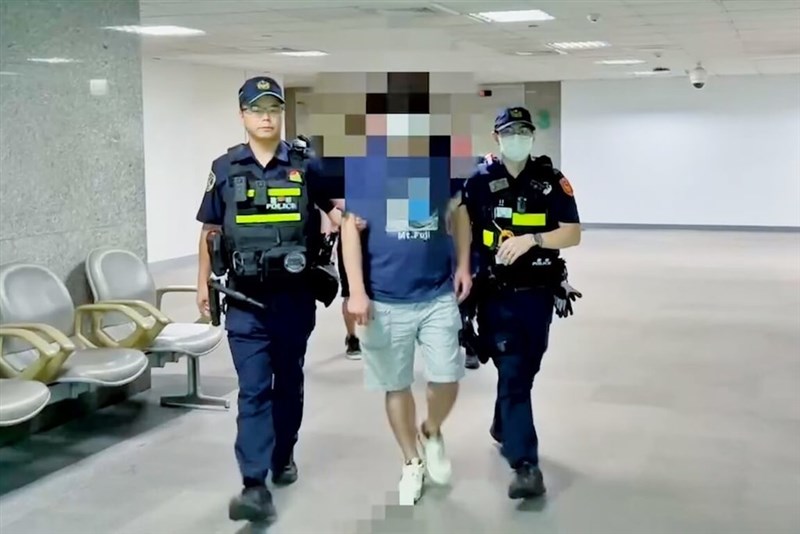 Polisi Bandara Internasional Taoyuan menahan dua orang terkait taksi ilegal bandara. (Sumber Foto : Biro Kepolisian Penerbangan, 24 September 2024)