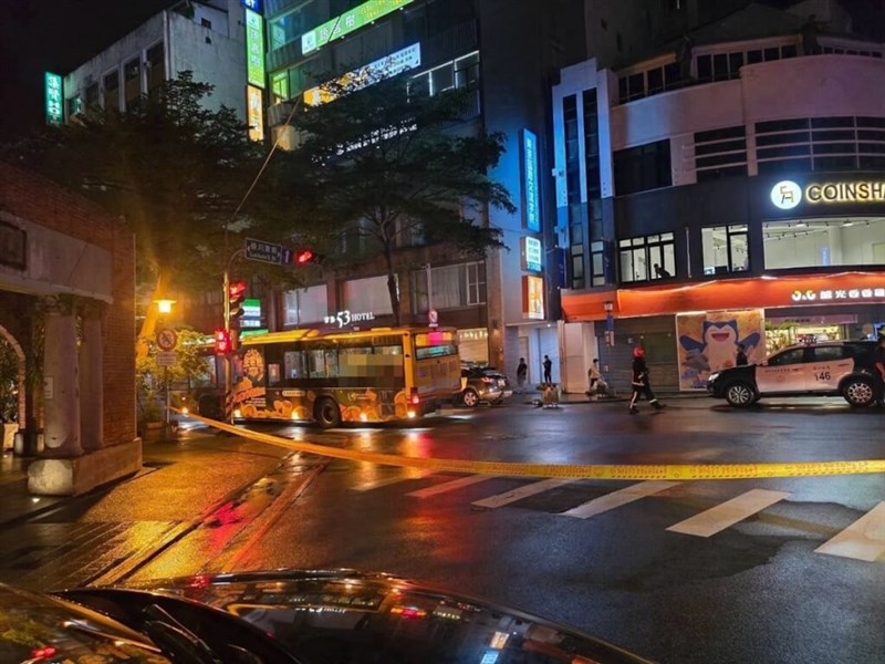  Lokasi kejadian kecelakaan lalu lintas di sebuah persimpangan jalan di Taichung terlihat diberi pagar oleh polisi pada hari Minggu. (Sumber Foto : Kontributor pribadi)