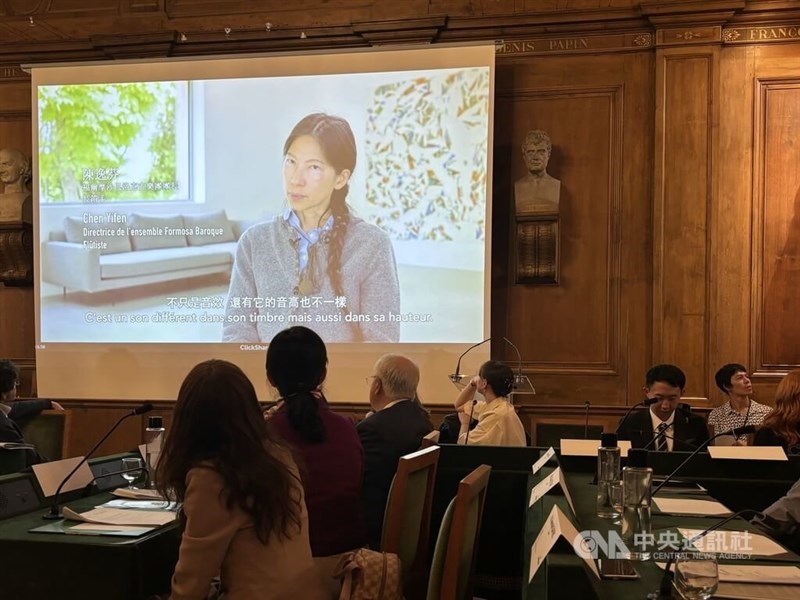 Para peserta sedang menonton video yang telah direkam sebelumnya dari Chen Yi-fen yang berbagi pikirannya tentang penghargaan di acara Paris Senin malam. (Sumber Foto : CNA 23, September 2024)