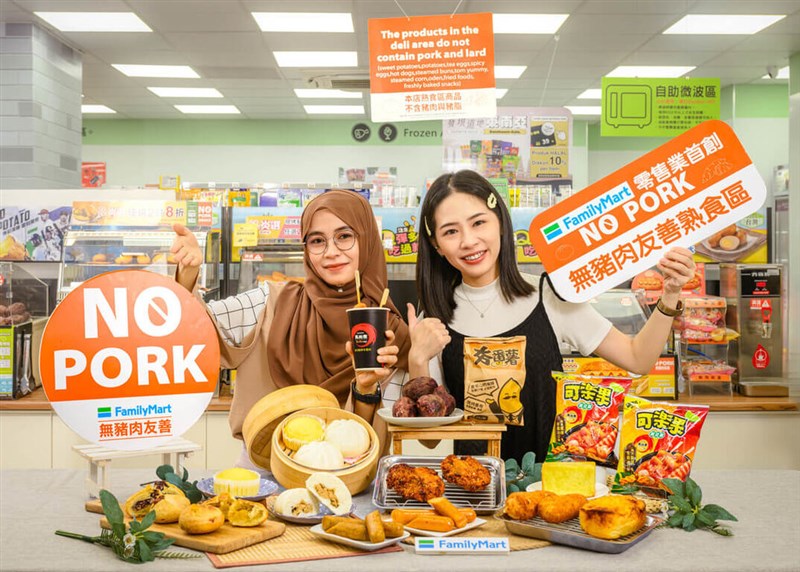 FamilyMart meluncuran produk makanan ringan baru dari Asia Tenggara di bagian makanan siap saji. (Sumber Foto : FamilyMart, 24 September 2024)