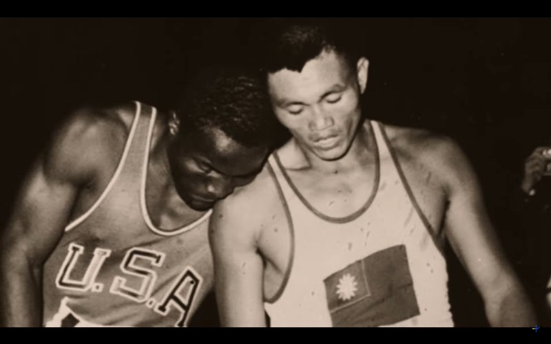 Sebuah foto ikonik dari Rafer Johnson (kiri) bersandar pada bahu Yang Chuan-kwang setelah lari 1500 meter, perlombaan terakhir dalam pertandingan dasalomba epik mereka di Olimpiade 1960, ditampilkan dalam dokumenter "Decathlon." (Sumber Grafik :  TaiwanPlus Docs 25 September 2024)