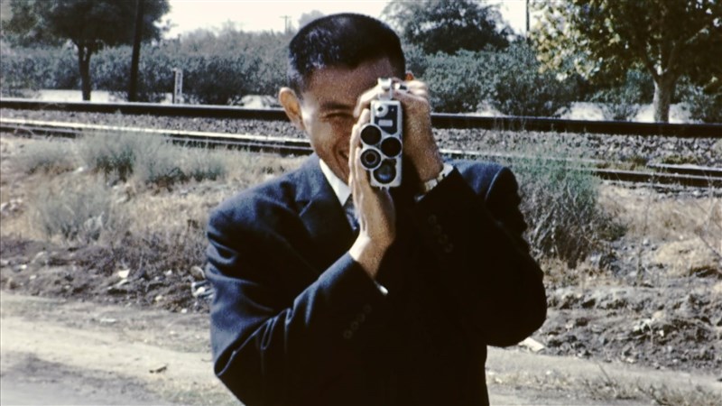 Sebuah potret dari dokumenter "Decathlon" menunjukkan Yang Chuan-kwang sedang merekam video dalam pernikahan Rafer Johnson pada tahun 1971, di mana Yang bertugas sebagai pembawa acara. (Sumber Foto : Decathlon Film LLC 25 September 2024)