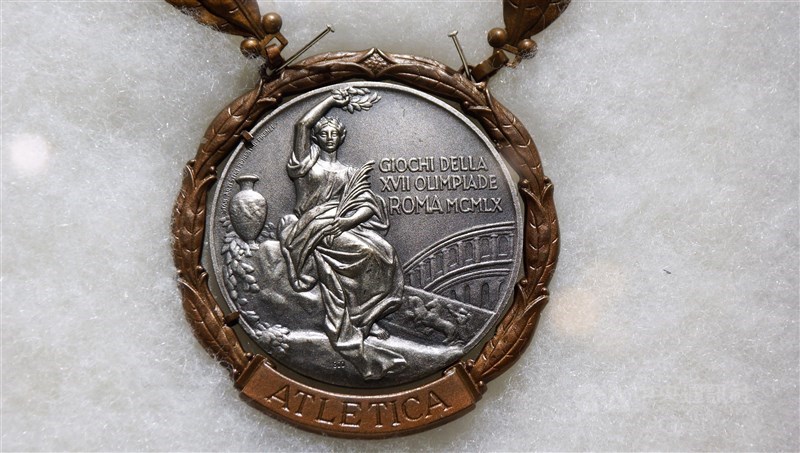 Medali perak Yang dalam decathlon di Olimpiade Roma 1960. (Sumber Foto : Dokumentasi CNA)