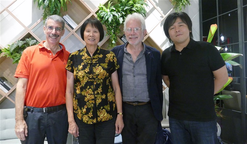 Mike Chinoy (pertama dari kiri) dan John Krich (kedua dari kanan), penulis dan narator bersama dari dokumenter "Decathlon," sutradara Frank W. Chen (pertama dari kanan), dan medalis Olimpiade wanita pertama Taiwan Chi Cheng (kedua dari kiri), berpose untuk foto dalam produksi film. (Sumber Foto : Decathlon Film LLC 25 September 2024)