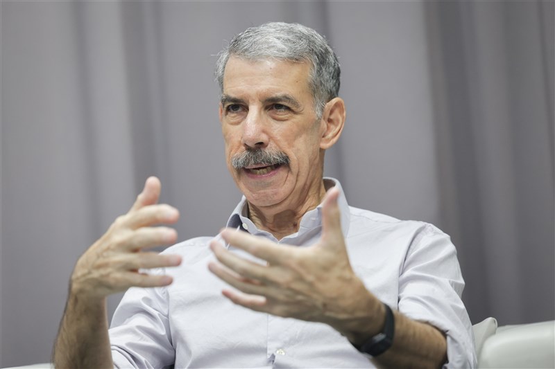 Mantan Koresponden Senior Asia CNN Mike Chinoy berbagi alasan dibalik pembuatan dokumenter "Decathlon" dalam wawancara terbaru dengan CNA. (Sumber Foto : CNA, 25 September 2024)