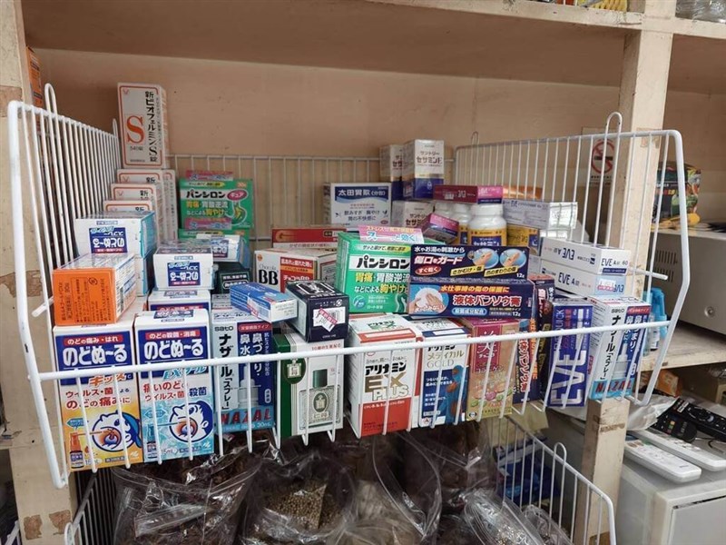 Sejumlah obat ilegal dan alat medis disita dari sebuah toko klontong di Kota Hsinchu. (Sumber Foto : Biro Kesehatan Masyarakat Kota Hsinchu)