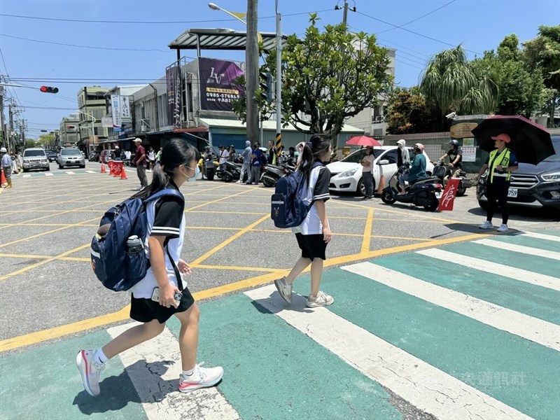 Siswa-siswa di Kota Hualien menyeberangi jalan pejalan kaki untuk pergi ke sekolah. (Sumber Foto : Dokumentasi CNA).