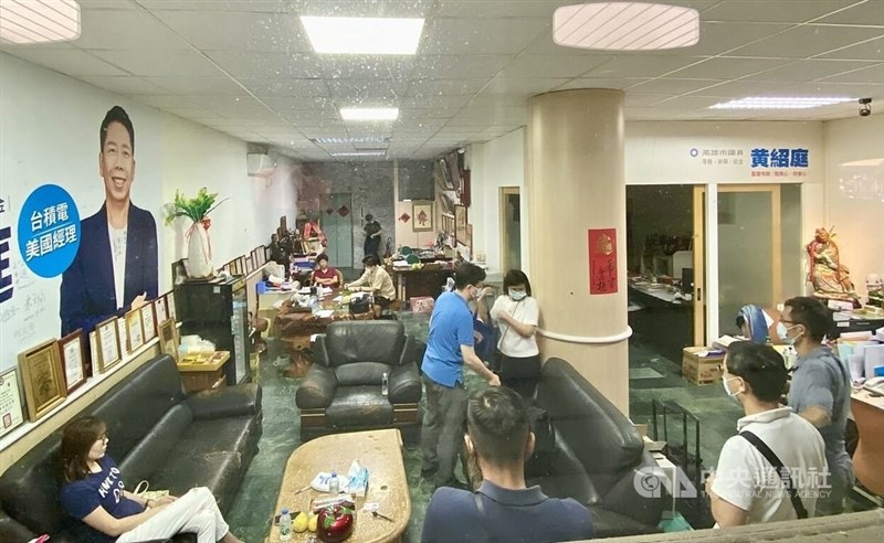 Penyidik menggeledah kantor Huang Shao-ting di Distrik Lingya pada Kamis. (Sumber Foto : CNA, 26 September 2024)