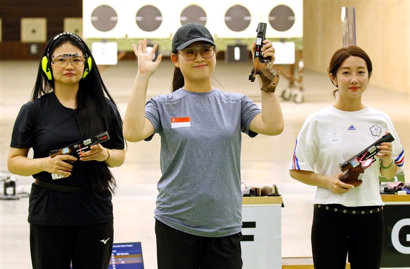 Penembak Taiwan Tien Chia-chen (kiri) dan Wu Chia-ying (kanan) berpose dengan lawan mereka dari Singapura pada hari Jumat. (Sumber Foto : Chinese Taipei Shooting Association)