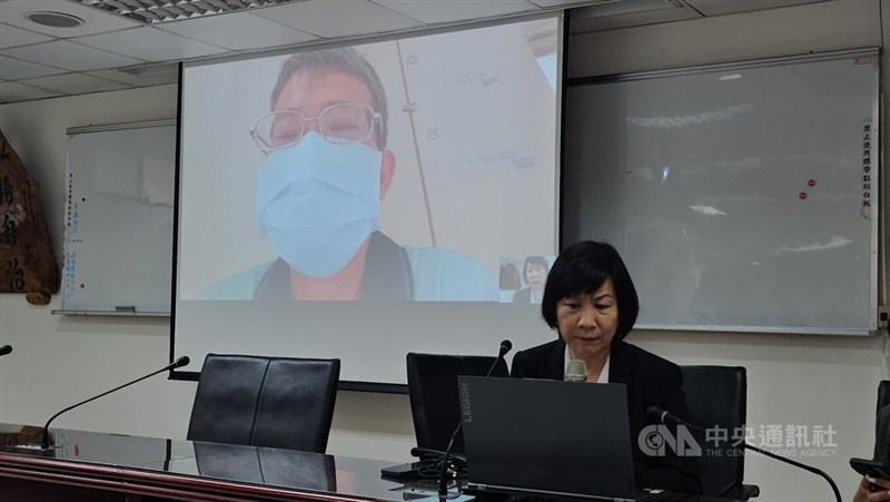 Ayah dari korban berbicara kepada pers melalui panggilan video dengan bantuan dari Anggota Dewan Kota New Taipei, Shih Yi-yu. (Sumber Foto : CNA, 30 September 2024)