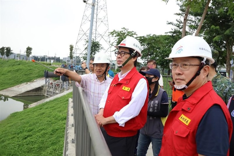 Wali Kota Kaohsiung Chen Chi-mai (depan, tangah) hari Senin meninjau persiapaan penanggulangan bencana akibat Taifun Krathon (Sumber Foto : Biro Sumber Daya Air Kota Kaohsiung, 30 September 2024)