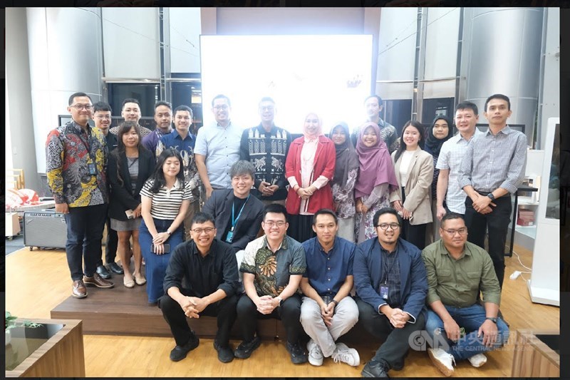 Iqbal Shoffan Shofwan bersama para dispora Indonesia. (Sumber Foto : CNA, 1 Okt 2024).