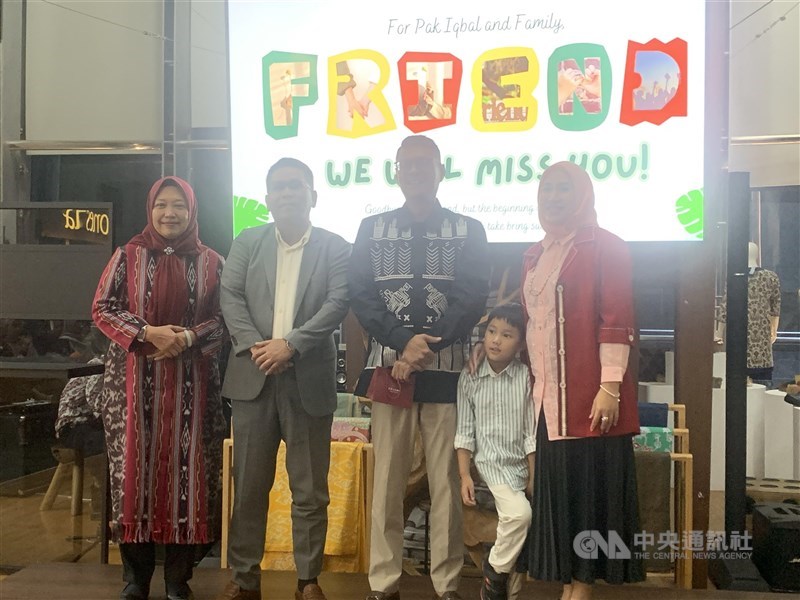 Iqbal Shoffan Shofwan bersama keluarga beserta Wakil Kepala KDEI. (Sumber Foto : CNA, 1 Okt 2024).