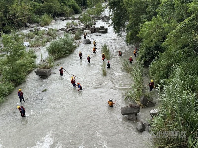 Polisi, pemadam kebakaran, dan relawan mencari orang hilang di hulu Sungai Meilun di Kabupaten Hualien, Rabu. (Sumber Foto : CNA, 2 Oktober 2024)